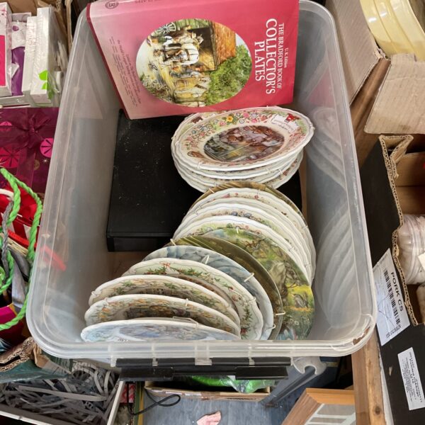 Box of mixed collectors plates inc wedgwood and royal doulton