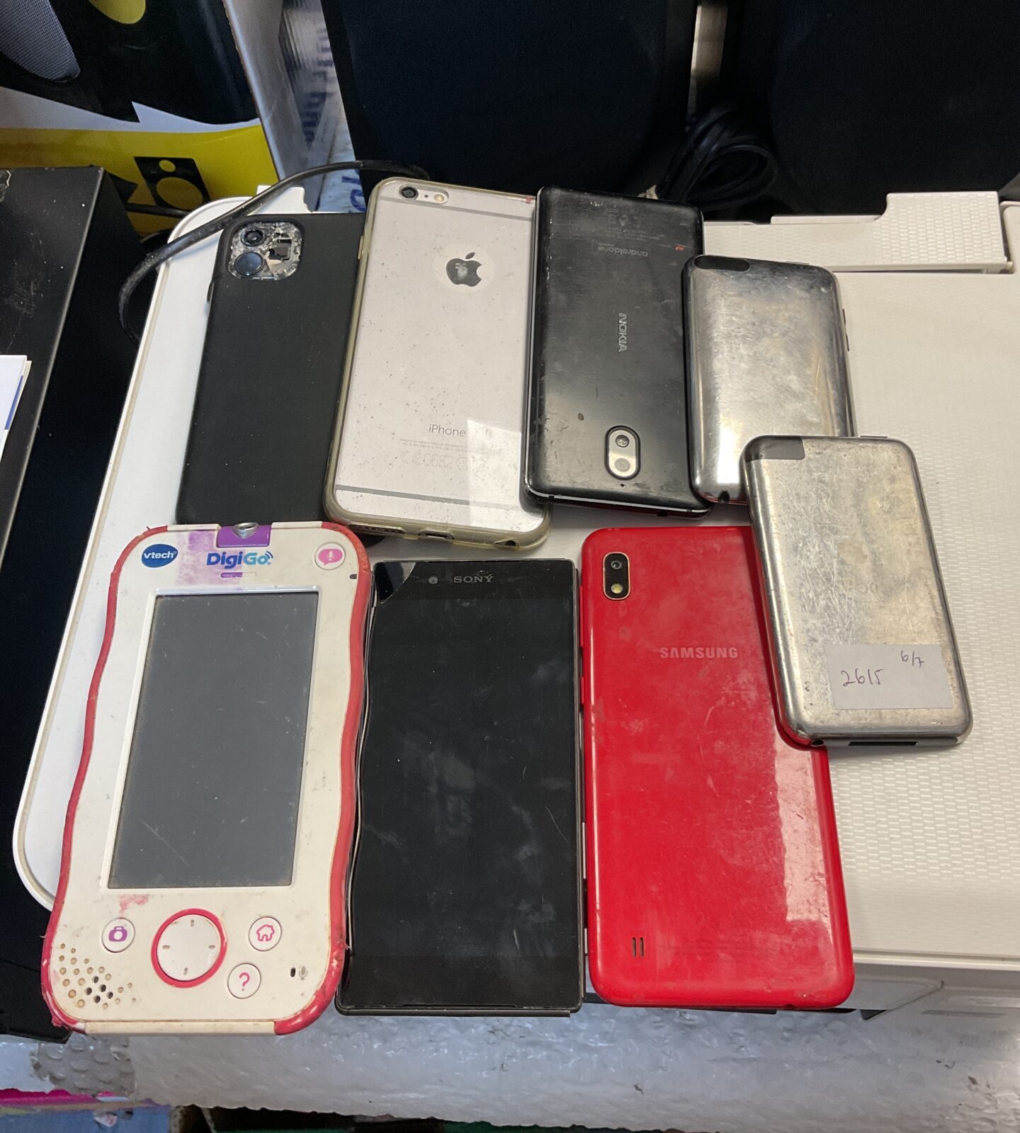 Bundle of mobile phones inc apple & samsung (spares or repair)