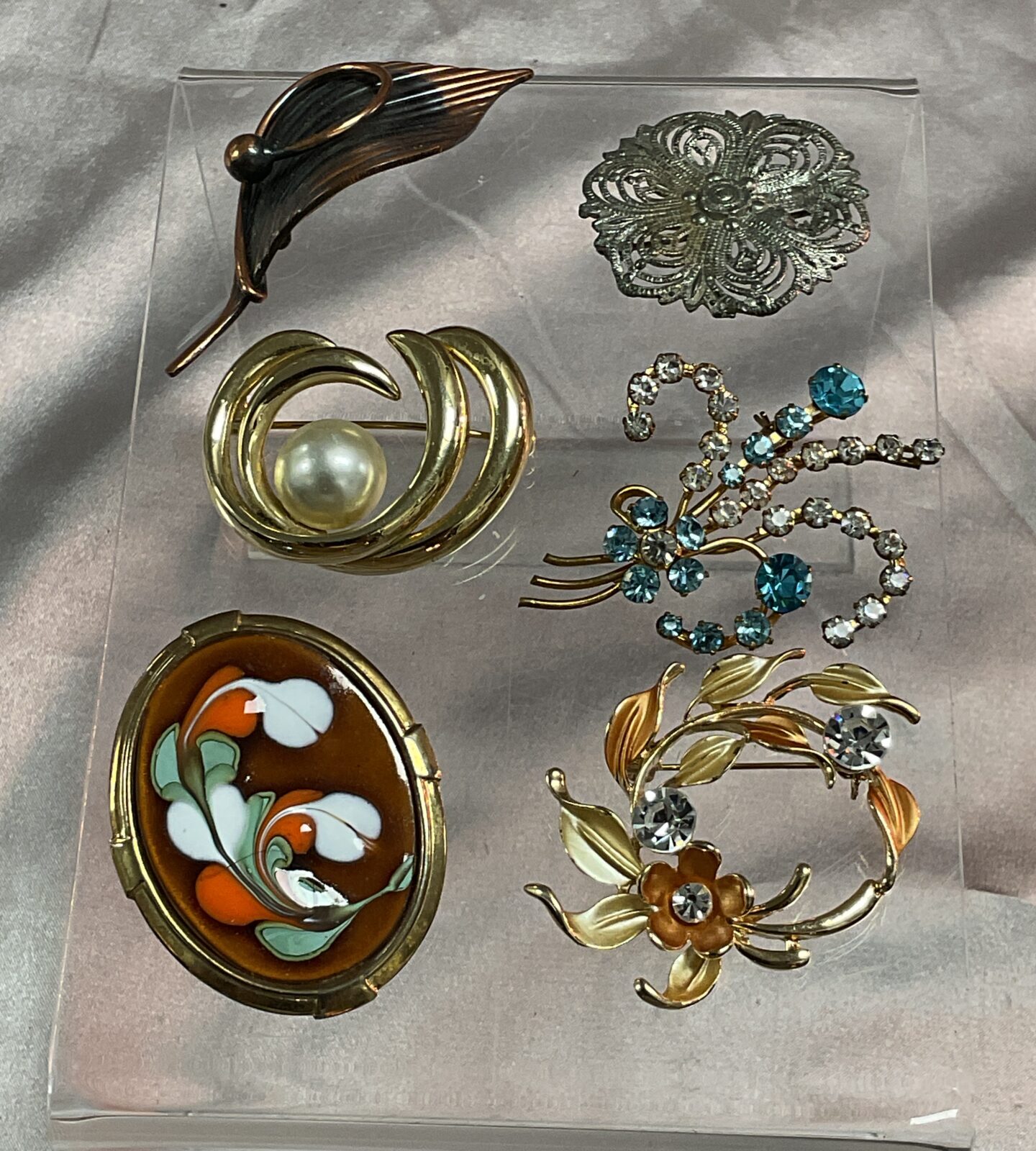 Six  costume jewellery brooches