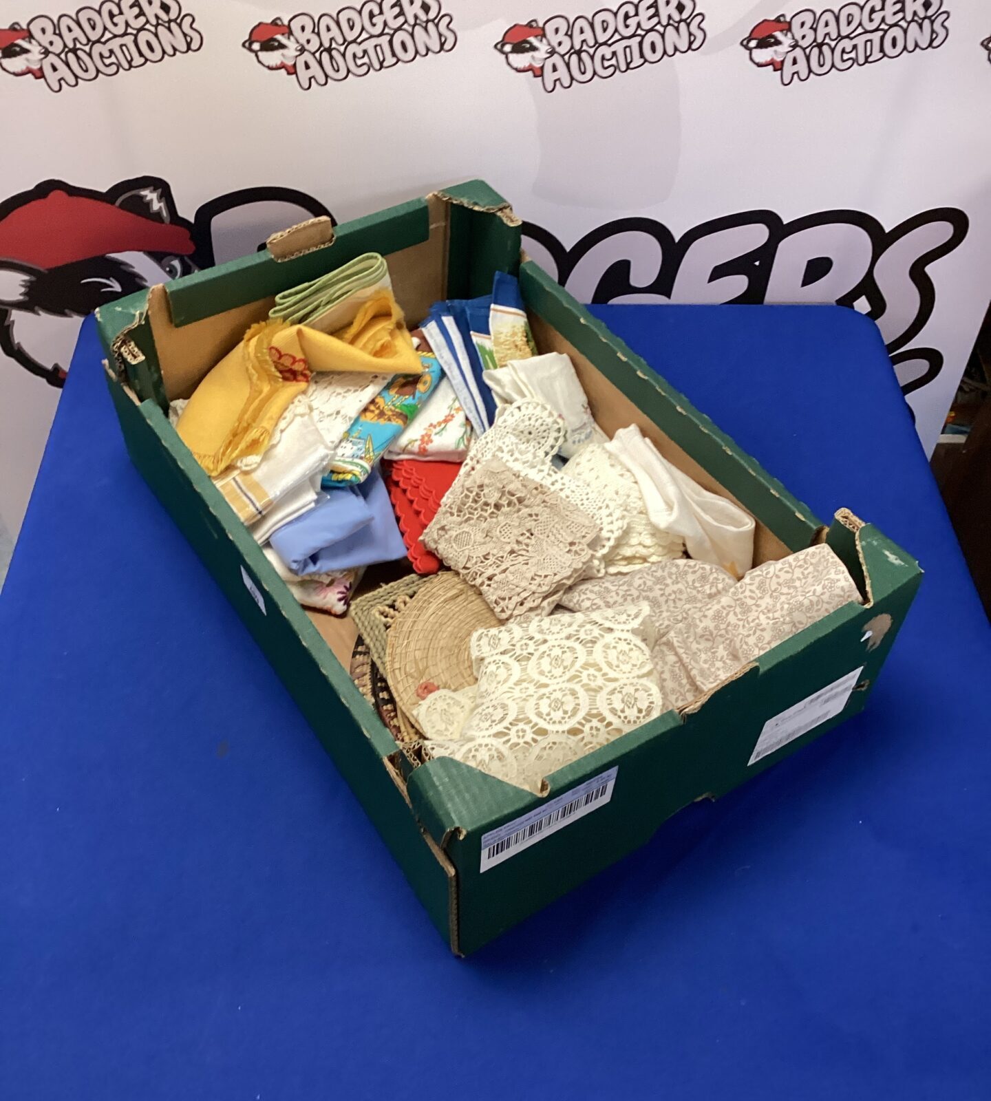 Tray of place mats & napkins
