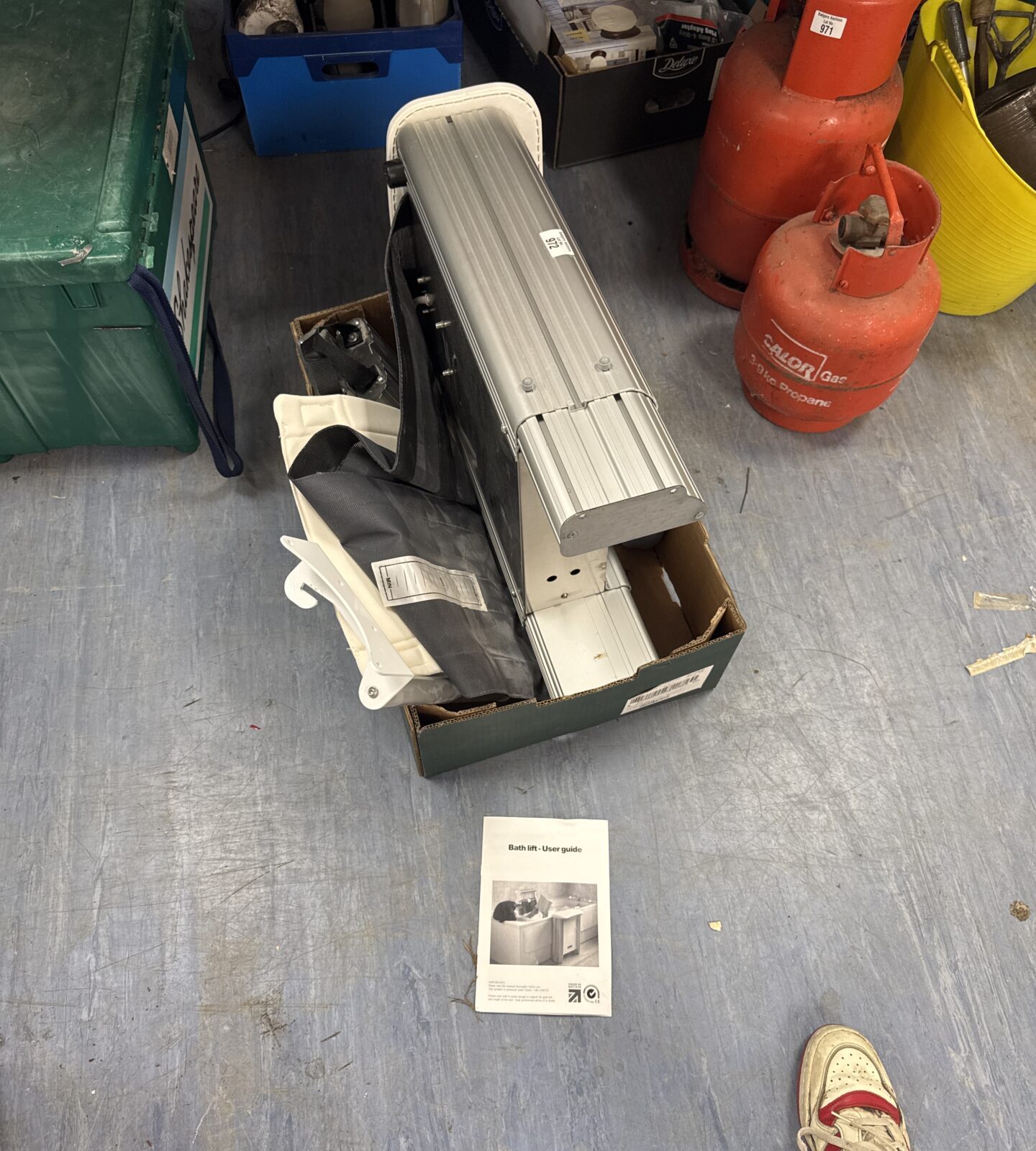 Bath lift hoist with manual