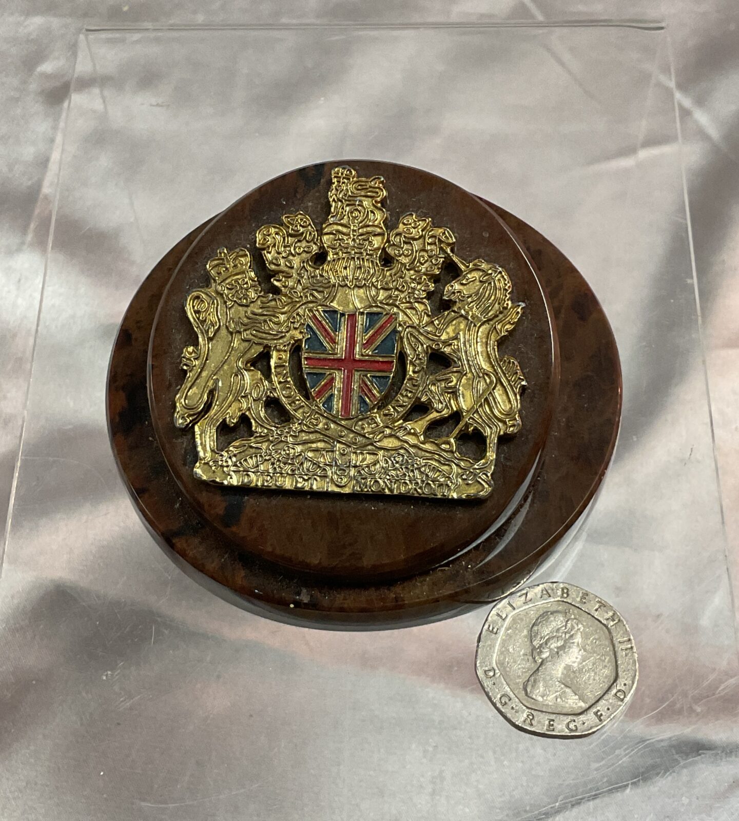 royal crest award to industry stone paperweight