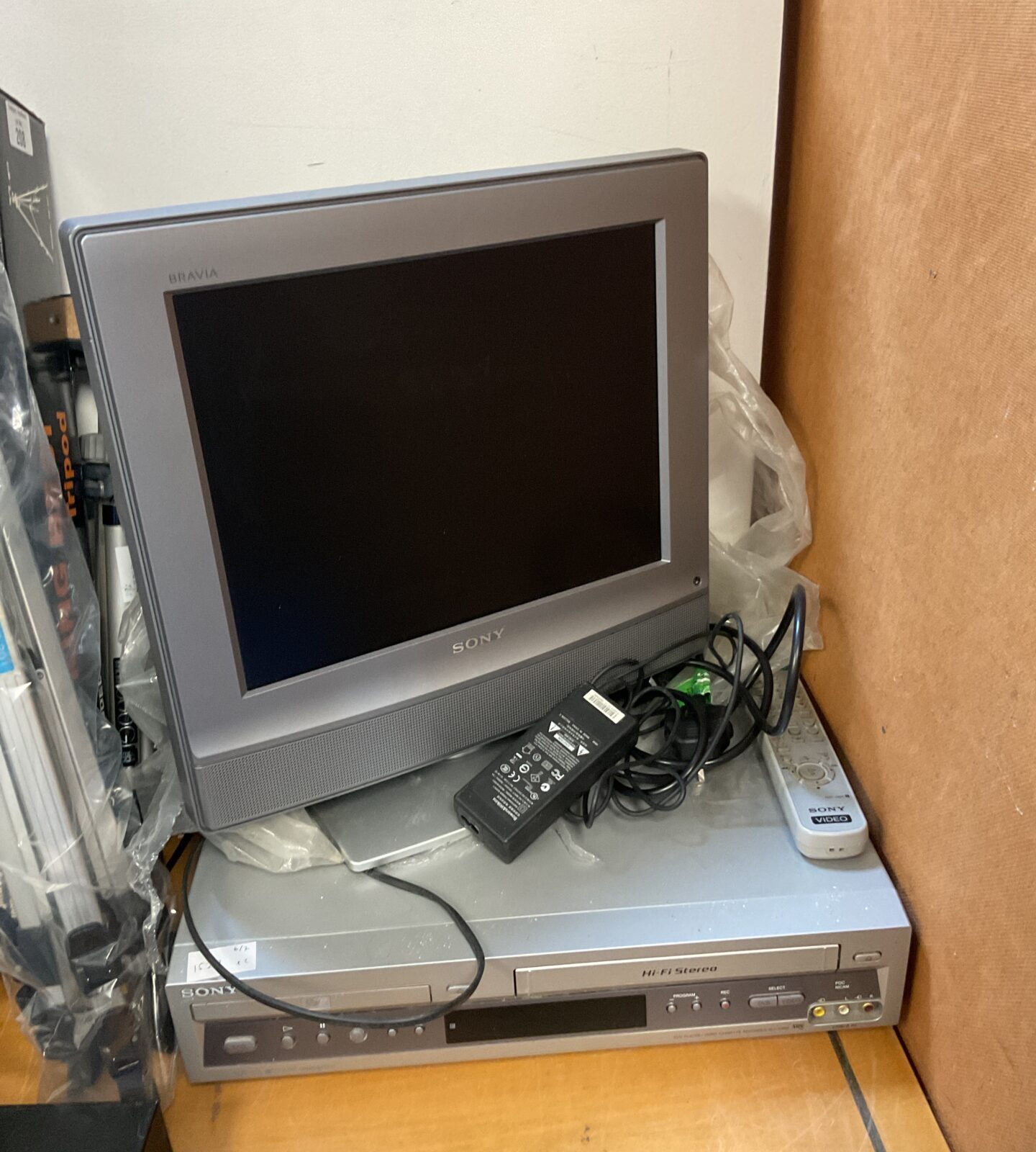 Sony lcd tv with remote & dvd vhs combo slv-9009