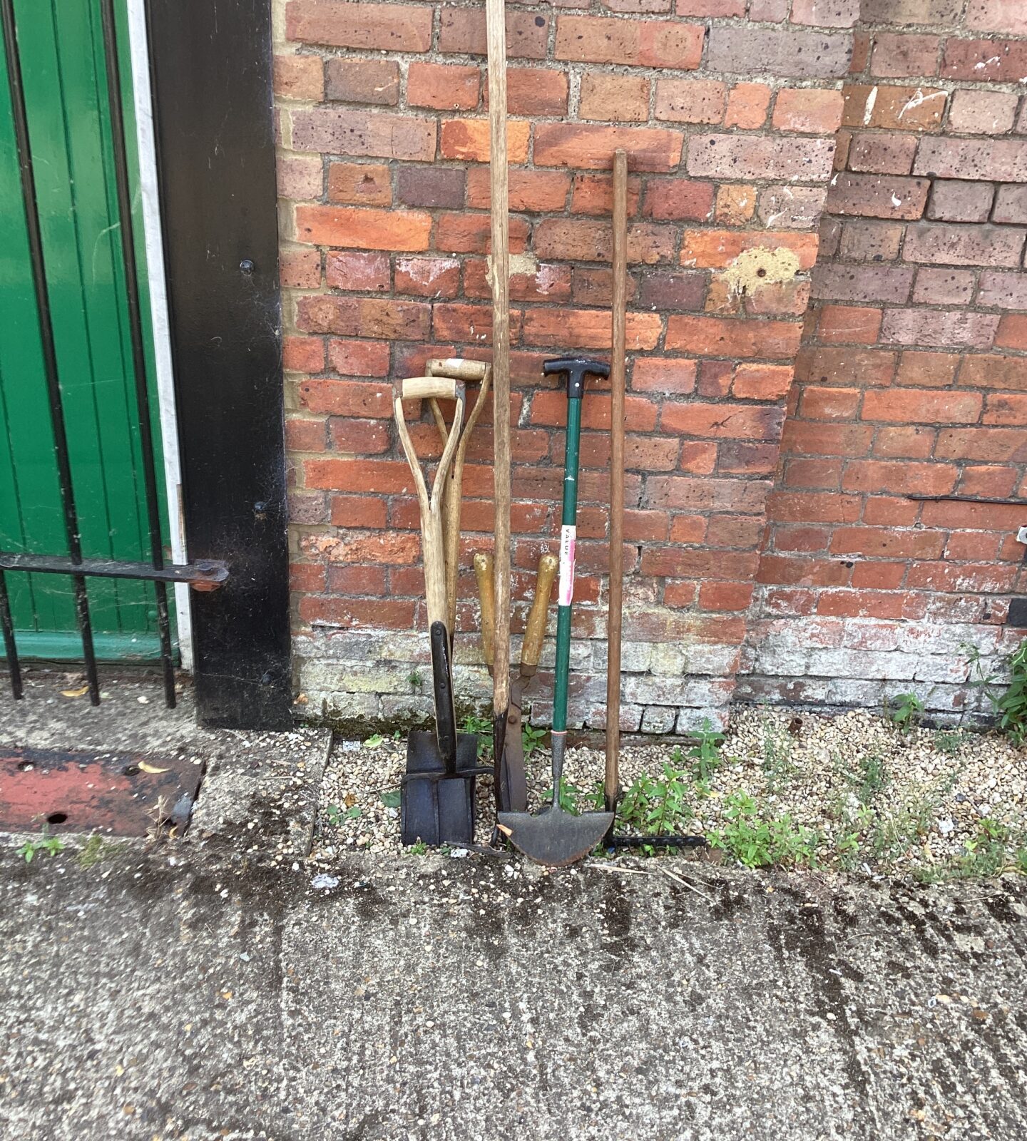 Quantity of garden tools
