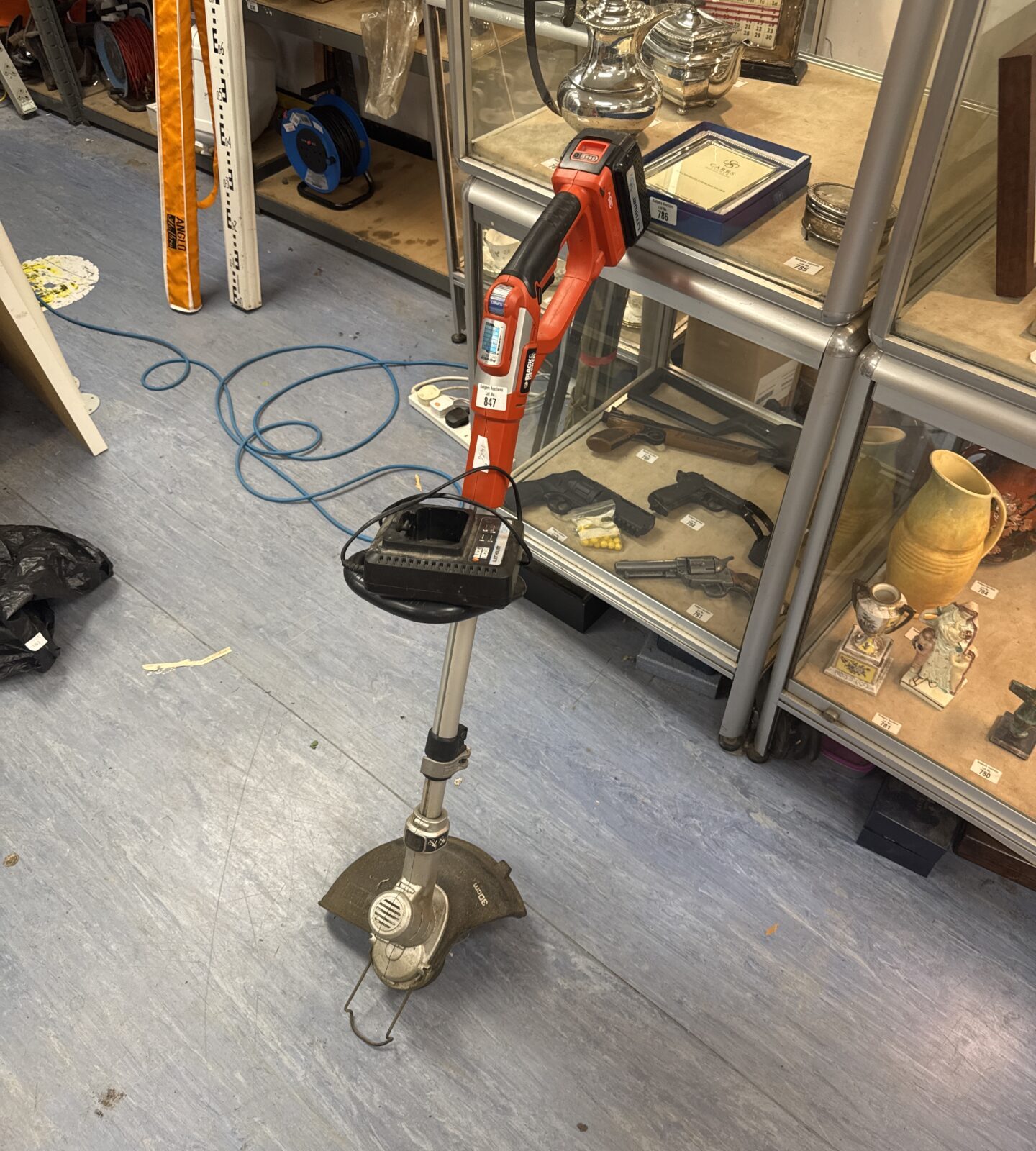 Black & decker cordless strimmer - powers on