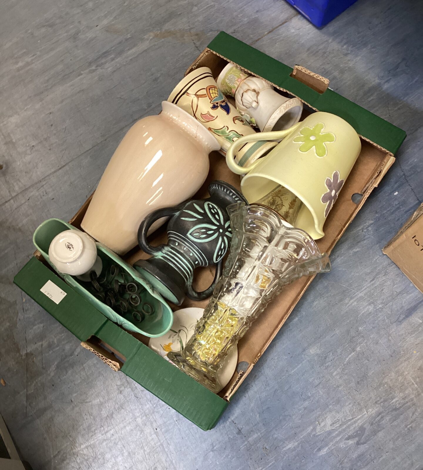 Box of mixed jugs & vases