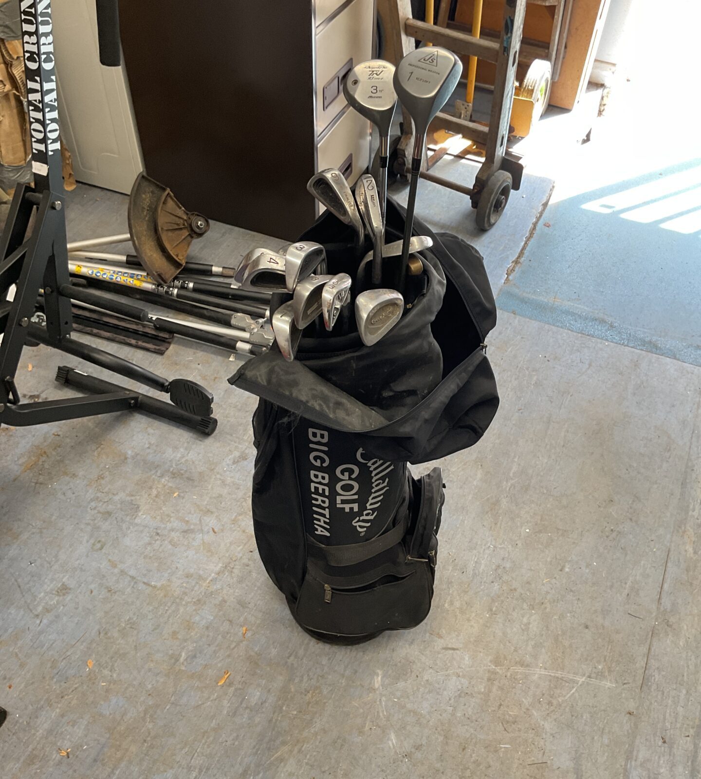 Callaway golf bag with clubs