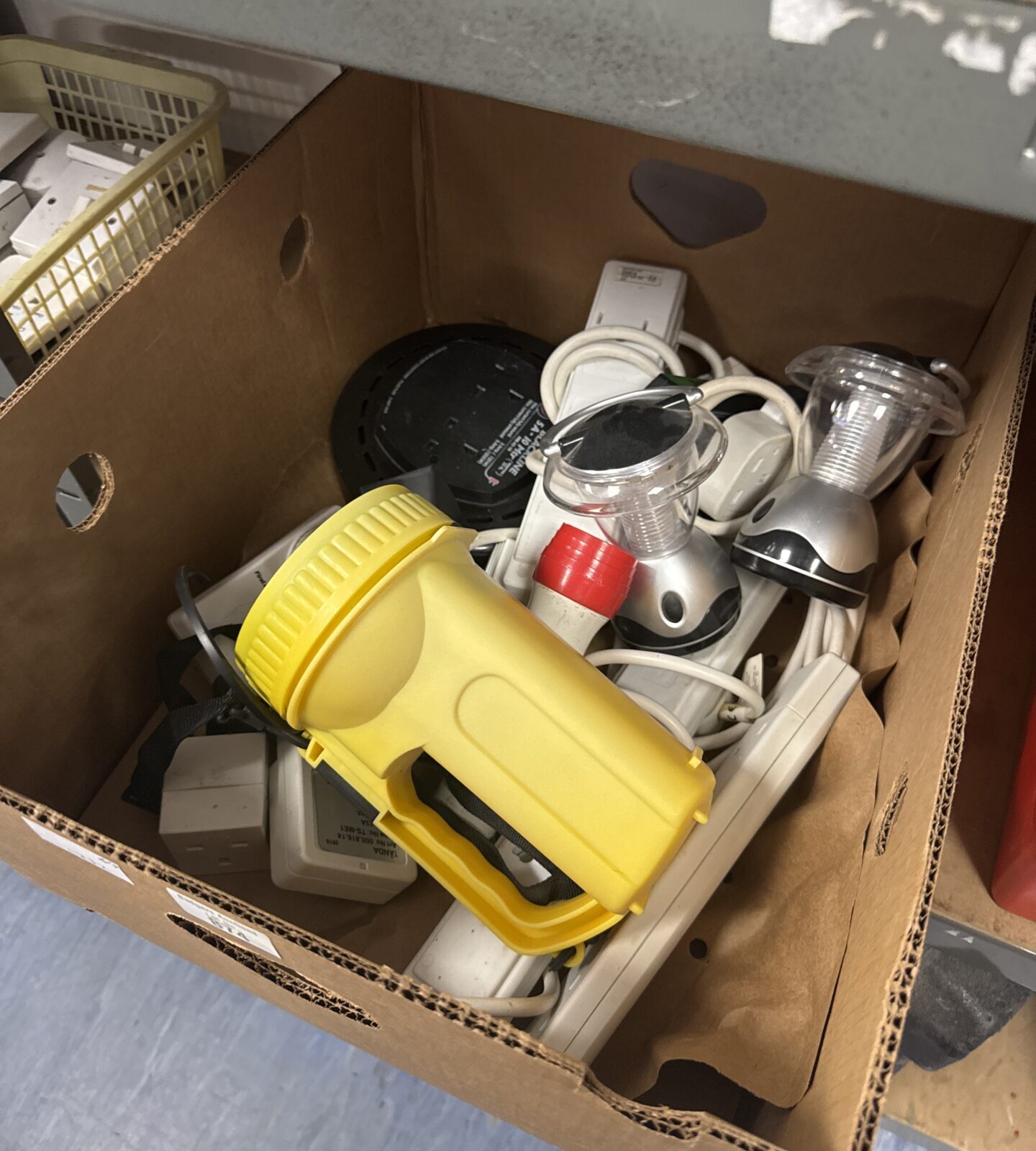Tray of electrical items inc timers
