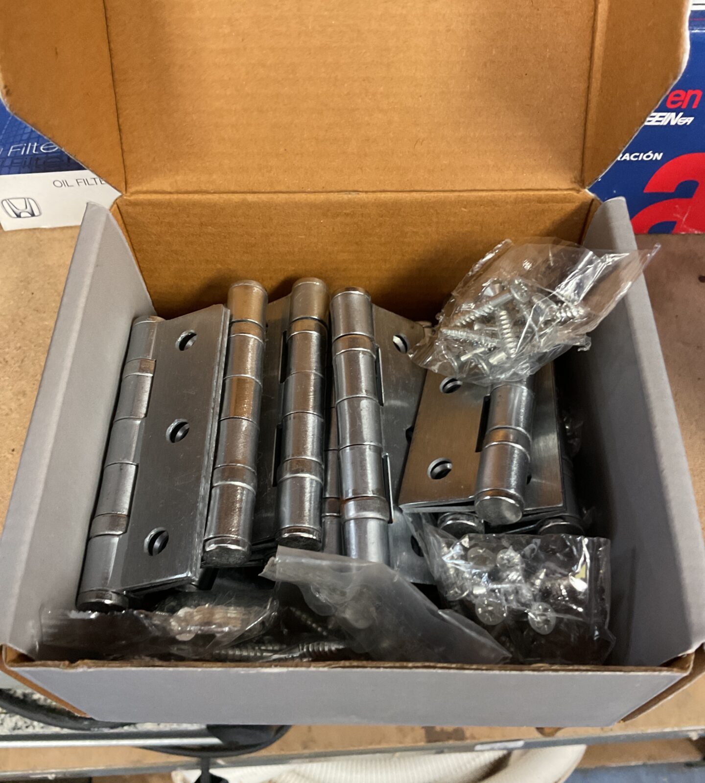Lot of 14 door hinges with screws
