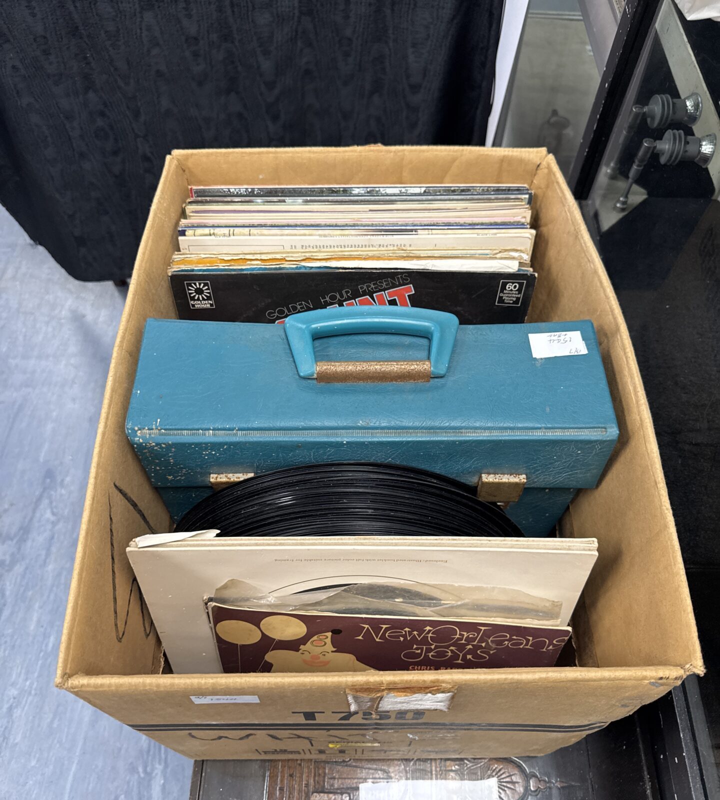 Box of mixed vinyl records inc 1950s, Tom Jones, Neil Diamond & others