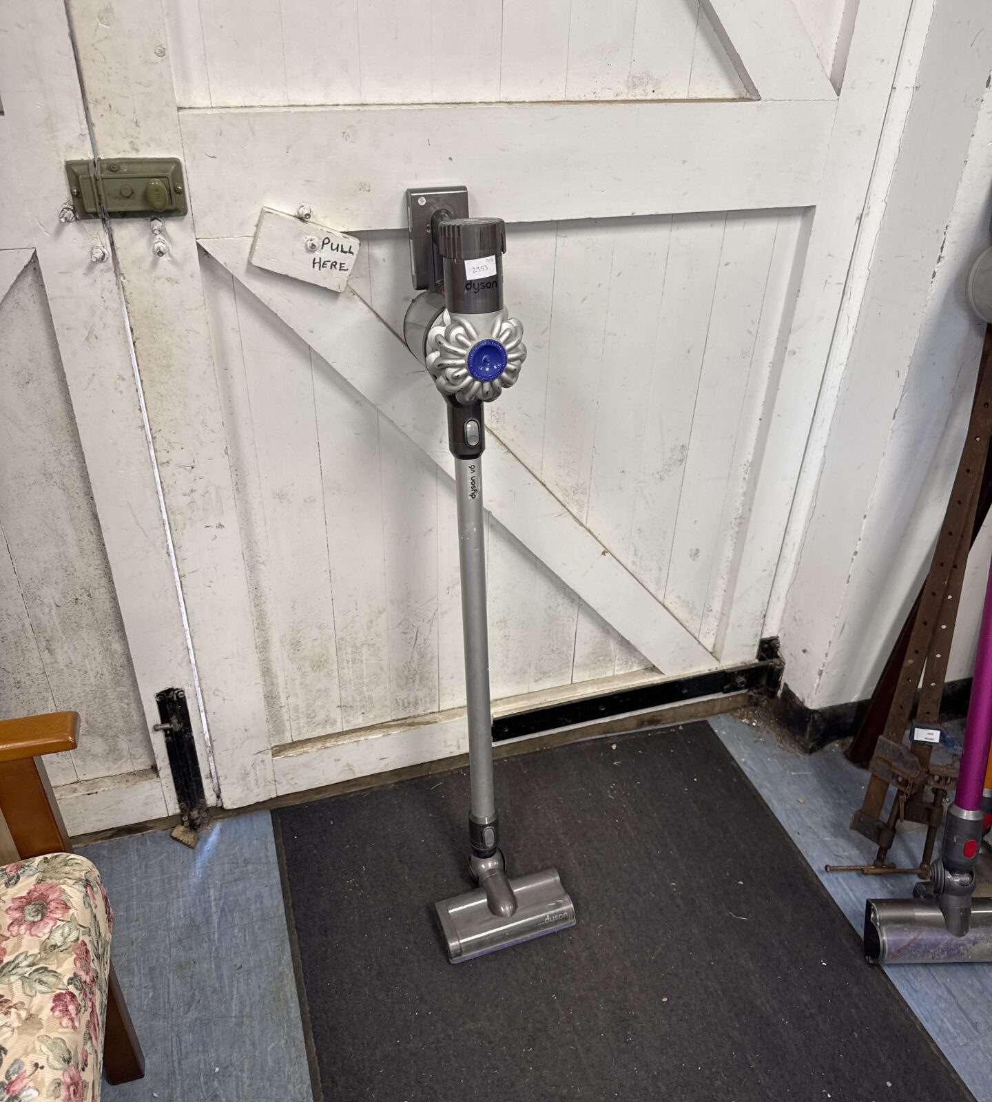 Dyson v6 cordless hoover body only - powers on, untested further