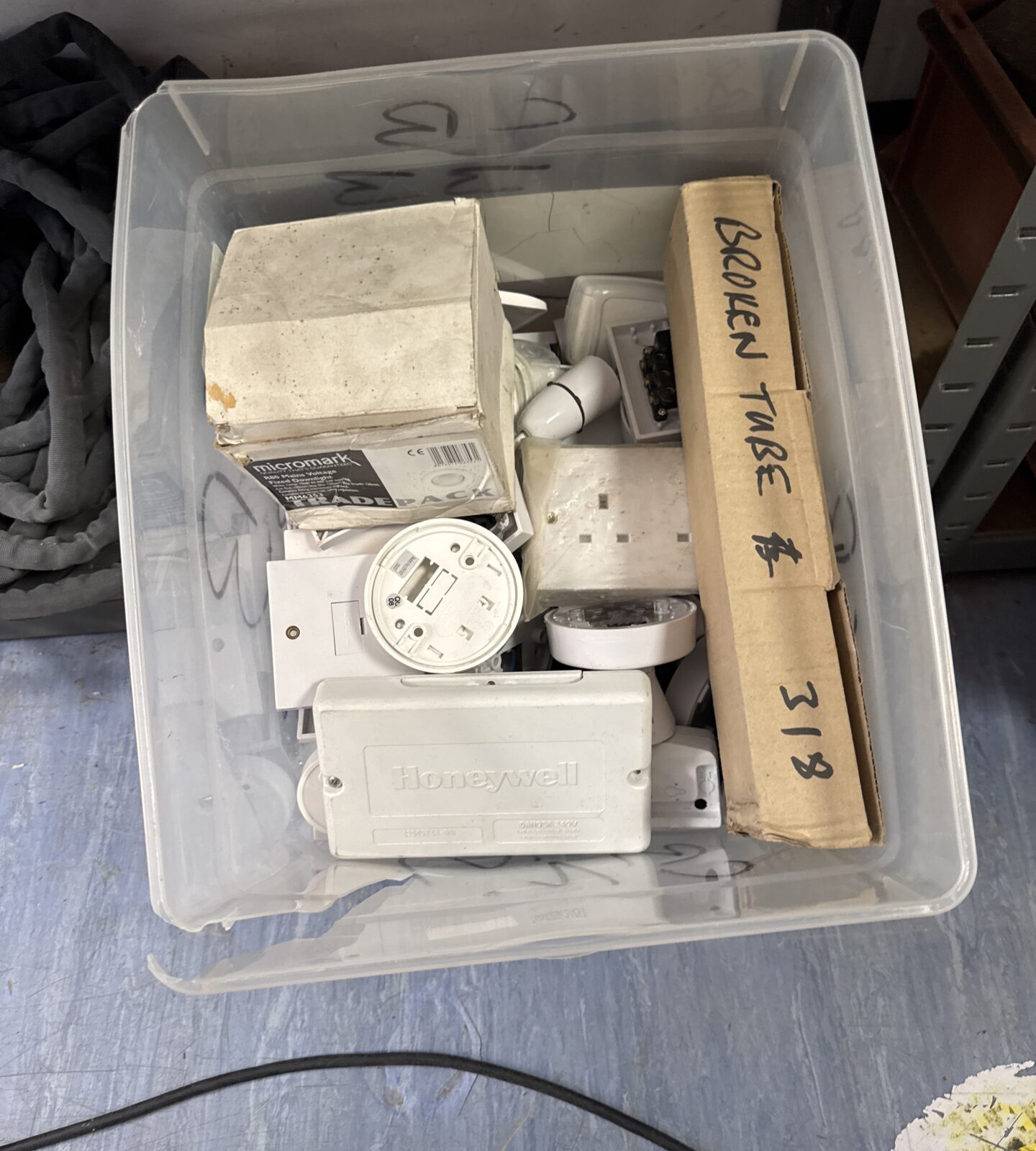 Box of electrical items inc ceiling rose & others