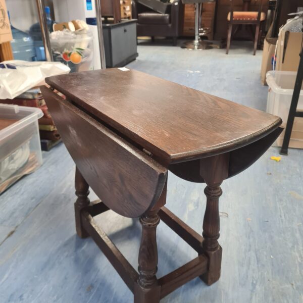 Vintage oak Sutherland table with folding leaves.