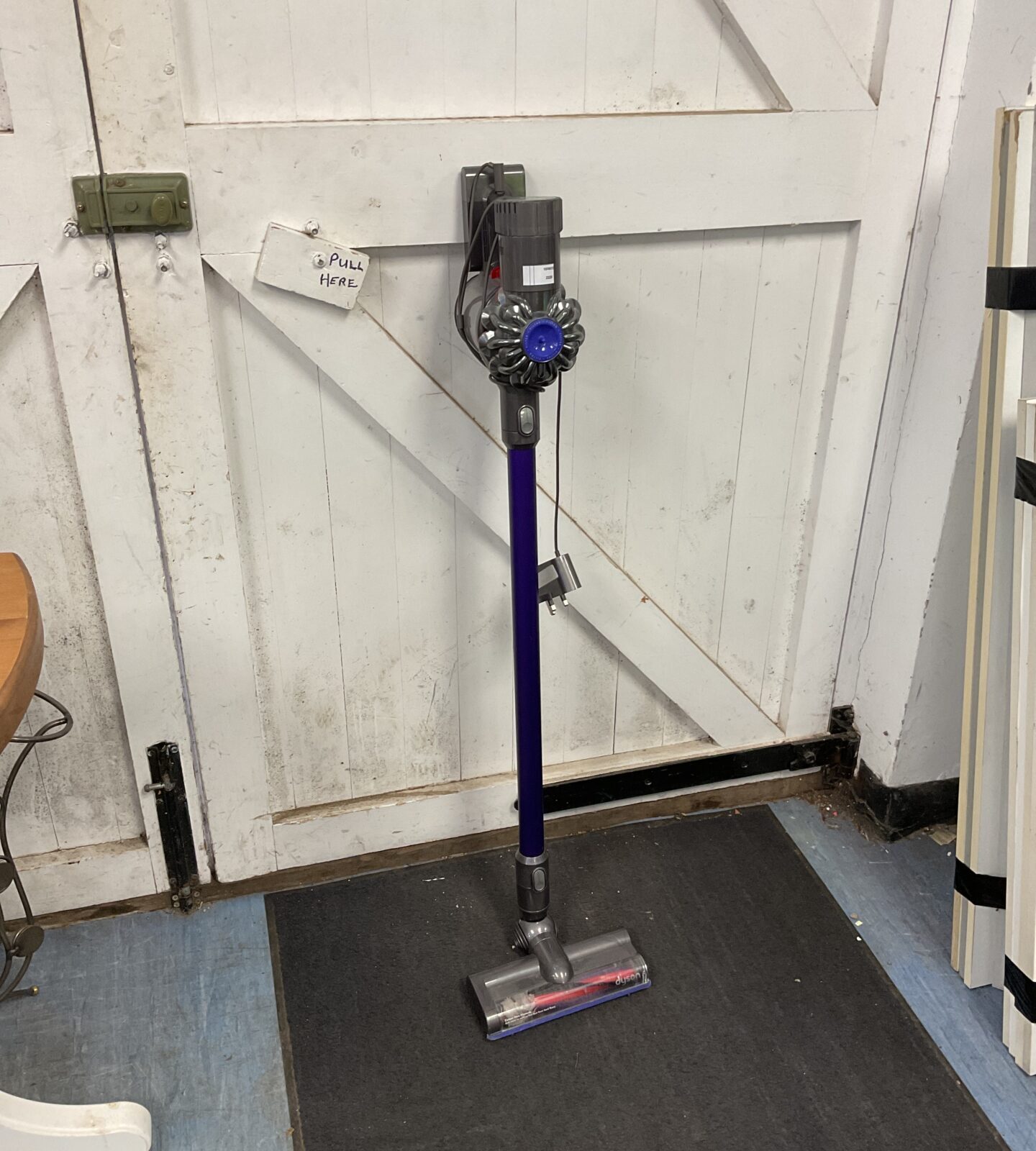 Dyson dc59 battery vacuum cleaner working with charger