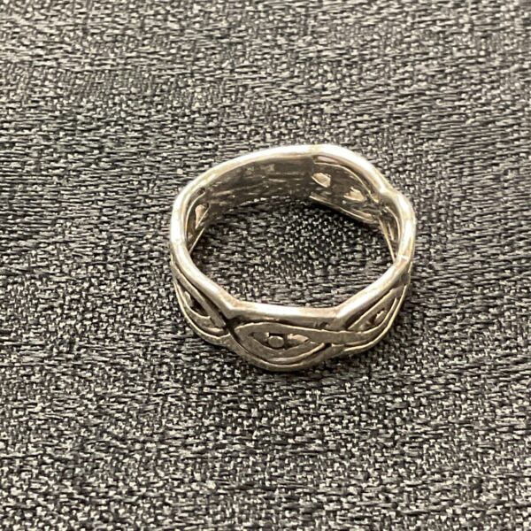 Intricate 925 silver Celtic ring with knotwork design.