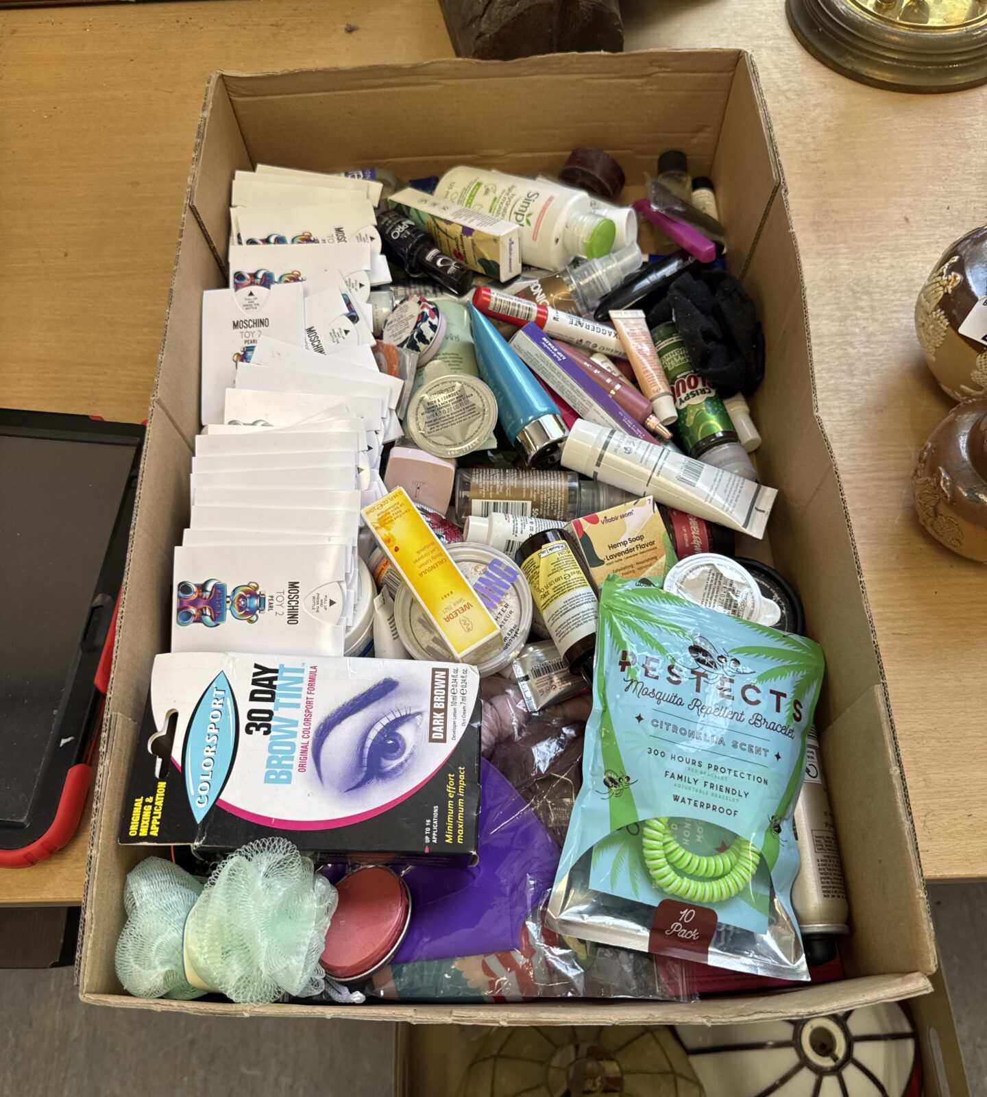 Tray of assorted makeup inc perfume samples & others