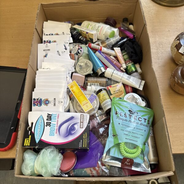 Tray of assorted makeup inc perfume samples & others