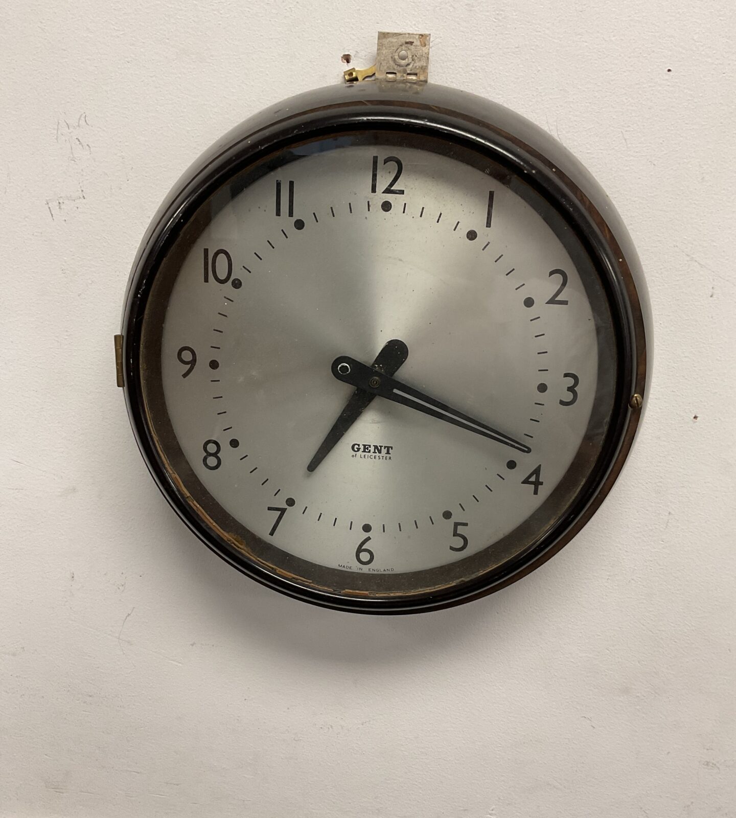 mid century bakelite gent Leicester battery wall clock