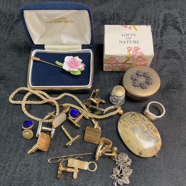 Tray of assorted jewellery inc cuff links and Marcasite brooch