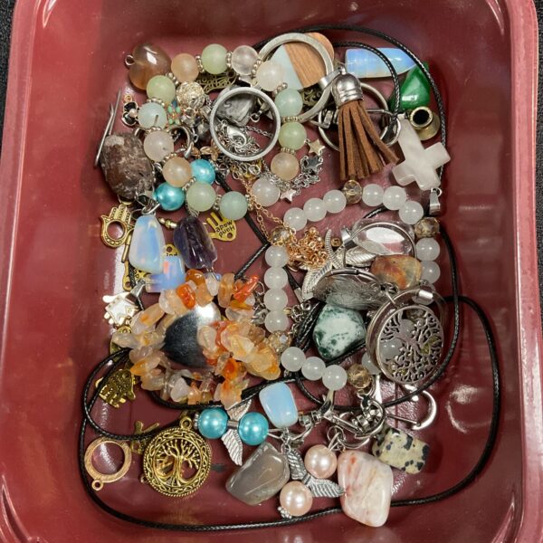 Tray of assorted jewellery