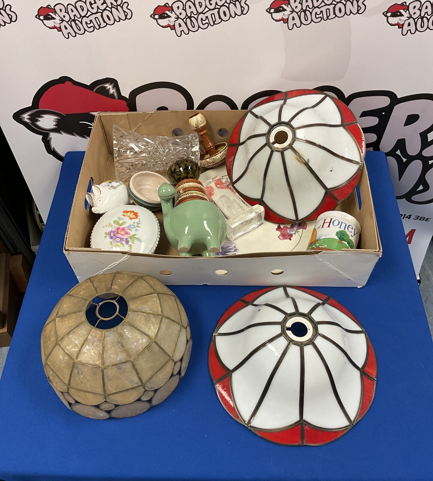 Tray of mixed to include pair of Tiffany style lamp shades
