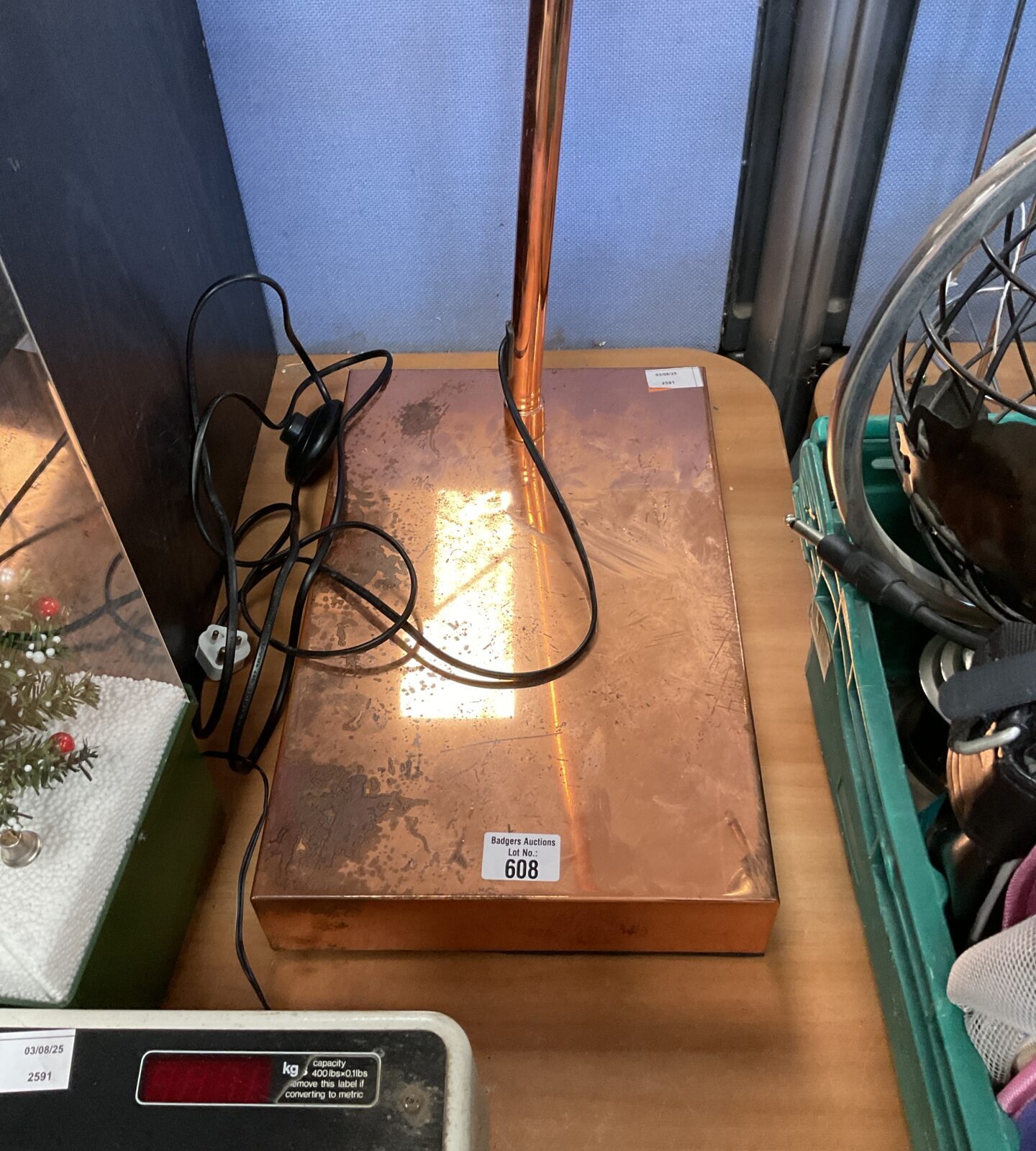 Large floor standing copper tone lamp - Image 2