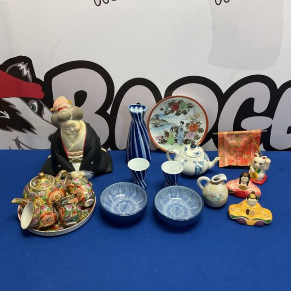 Japanese collectibles lot featuring porcelain and a Maneki Neko lighter.