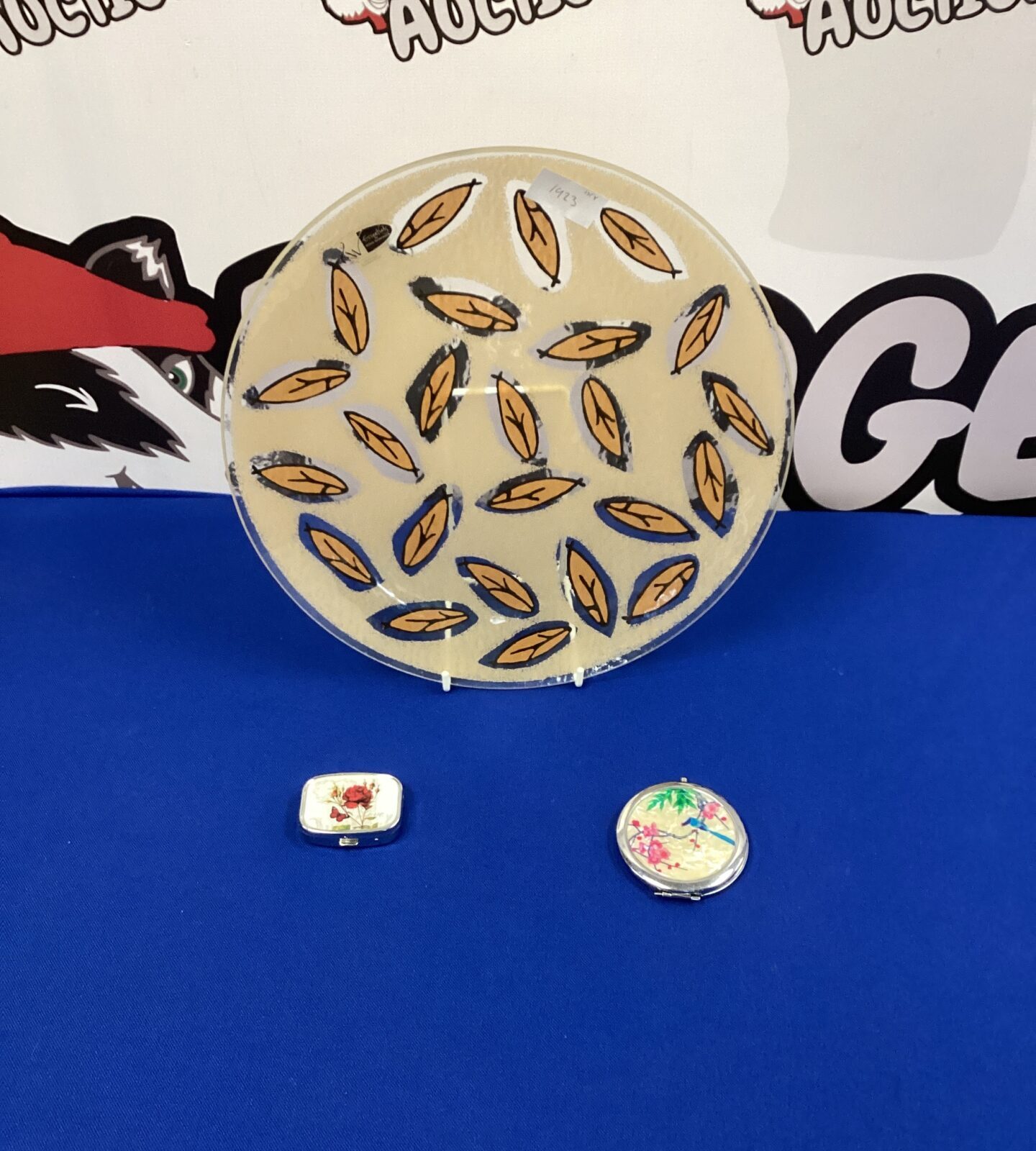 Decorative glass plate with two compact cases
