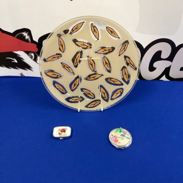 Decorative glass plate with two compact cases