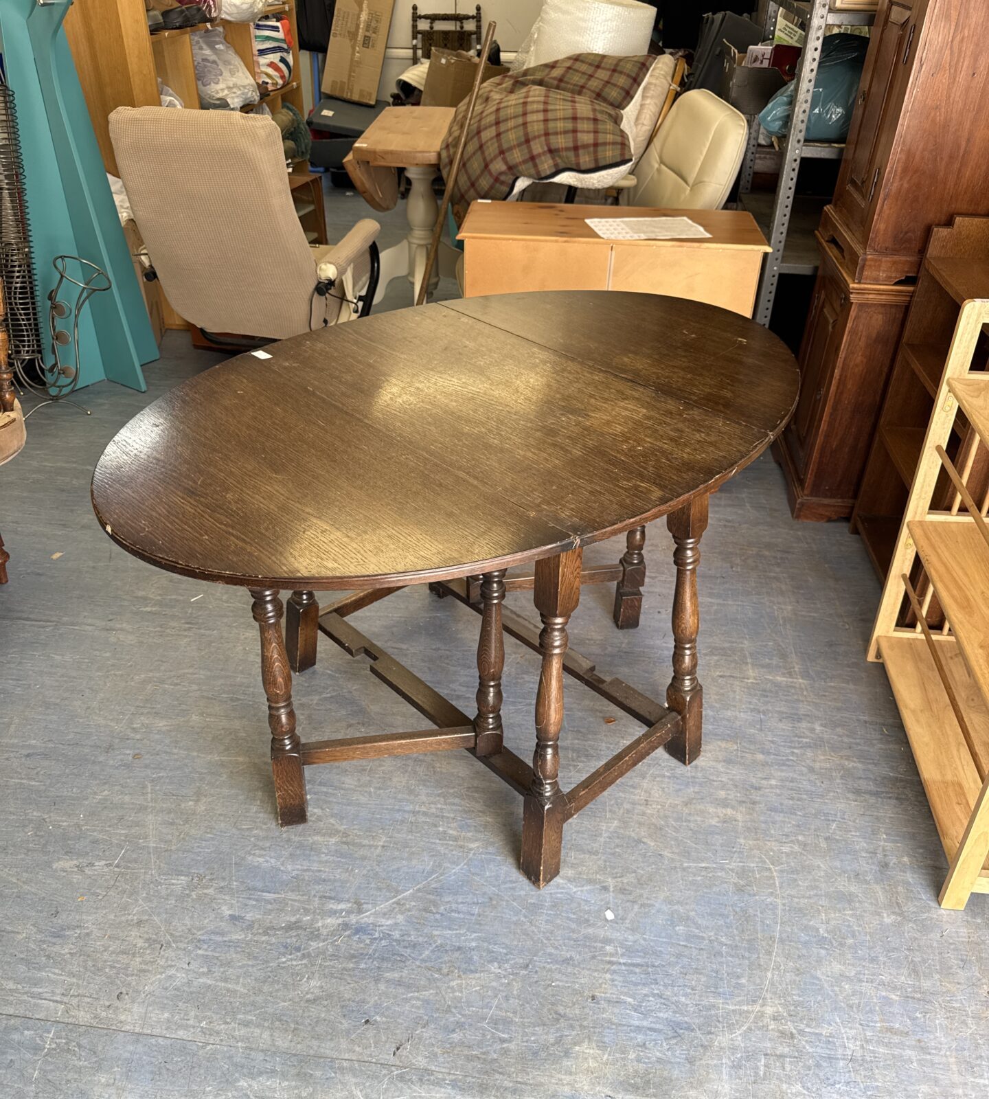 Vintage oval mahogany drop leaf gate legged table 53.5” length when fully extended