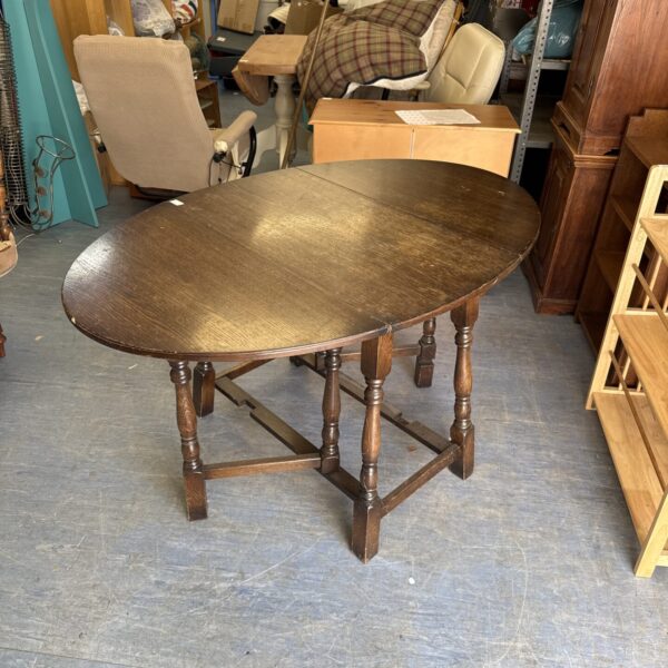 Vintage oval mahogany drop leaf gate legged table 53.5” length when fully extended