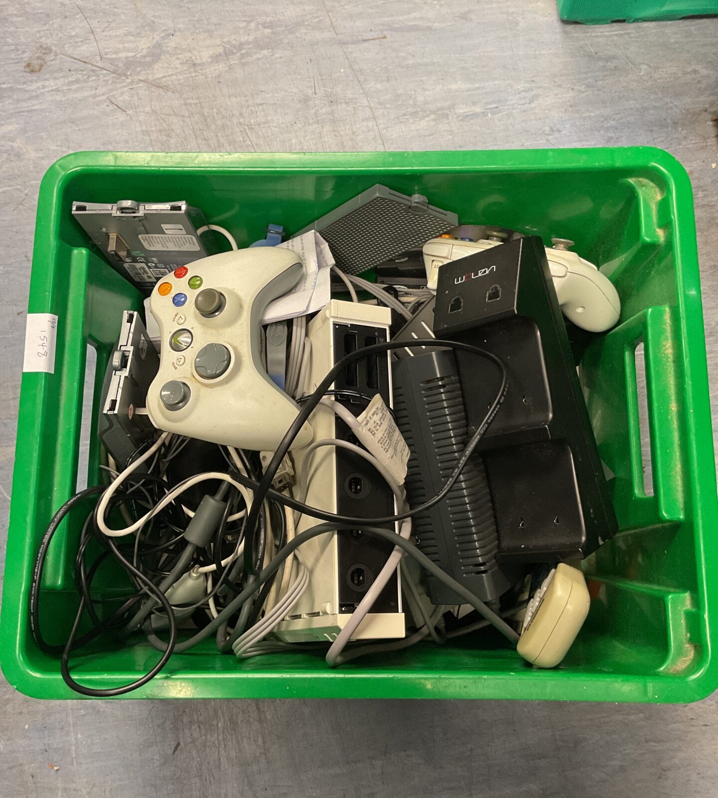 Box of gaming items inc nintendo wii console & xbox 360 controllers