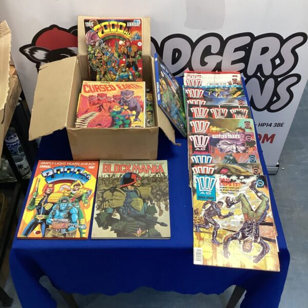 Box of 2000AD judge Dredd comics & annuals