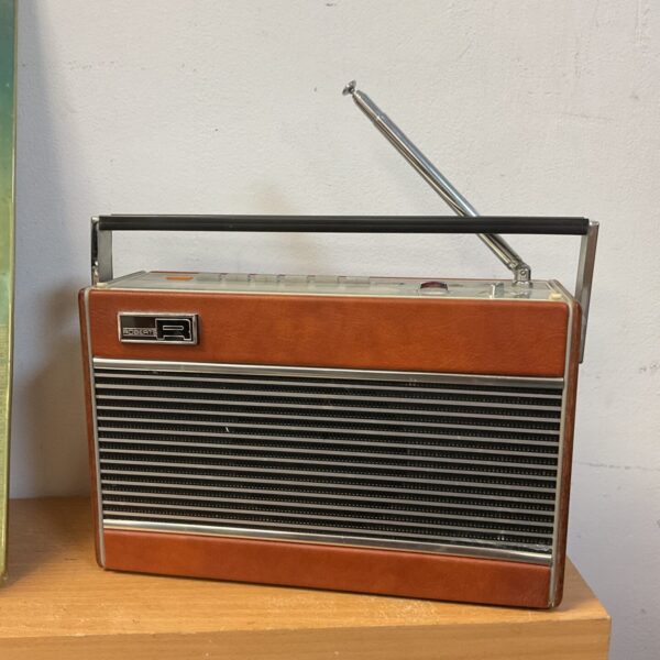 Vintage Roberts RP26B radio, front view, classic transistor radio.