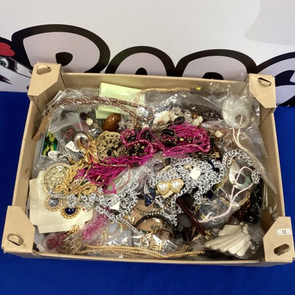 Colourful tray of assorted costume jewellery and vintage brooches.