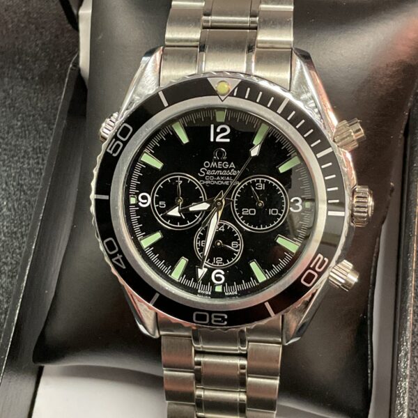 Stainless steel Seamaster style automatic wristwatch with date window.