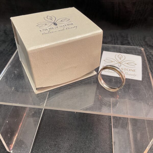 Silver spinner ring with heart detail, size S.