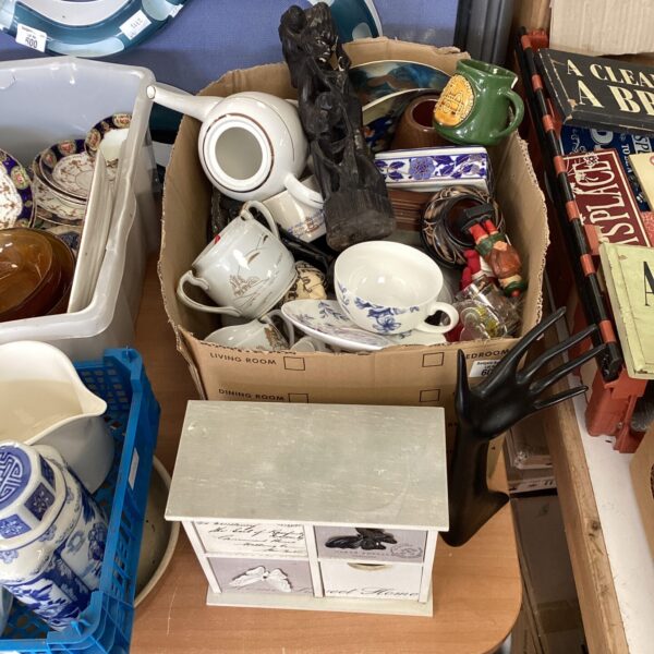 House clearance lot featuring a Whittard tea cup and assorted tea wares.