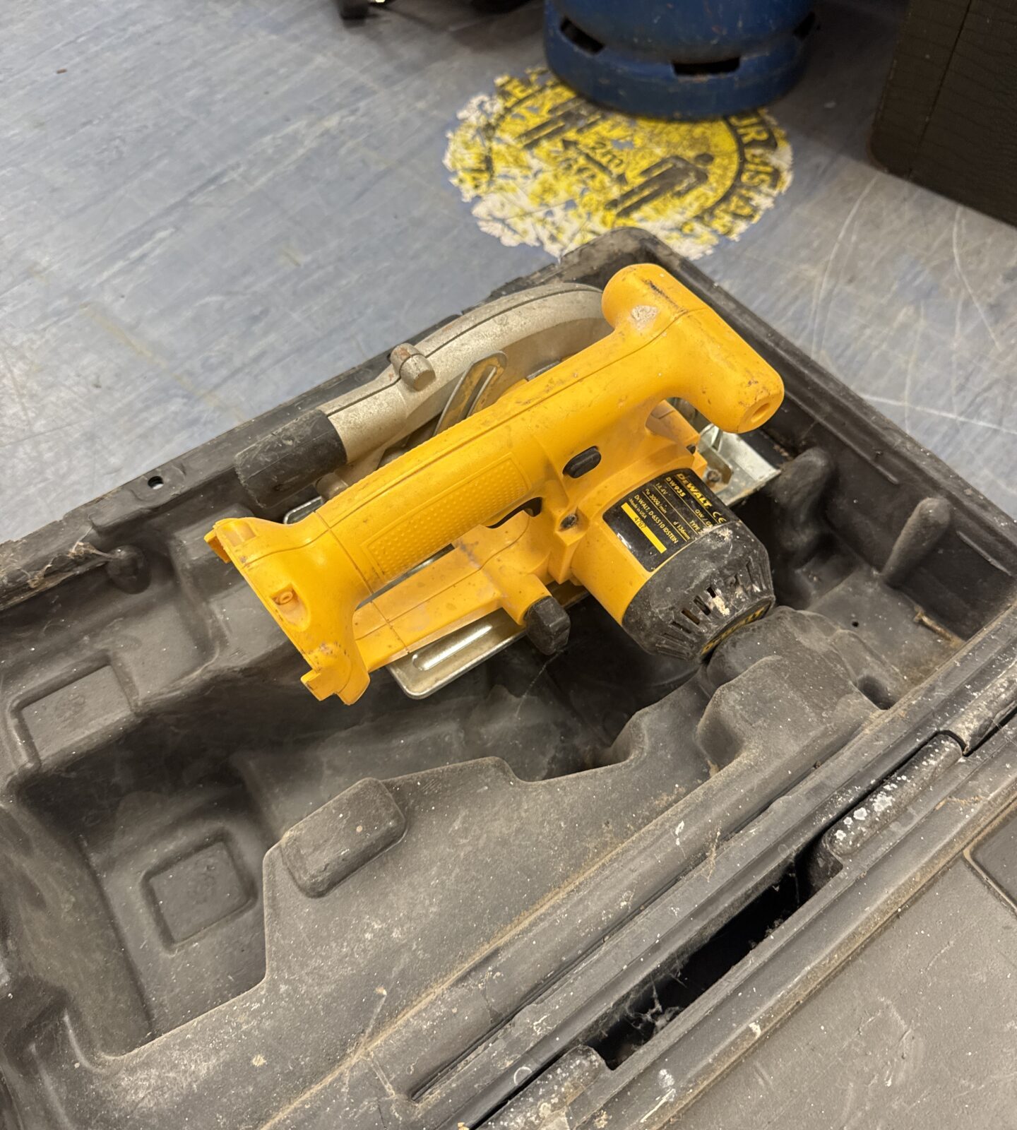 Dewalt dw935 cordless circular saw body only - untested