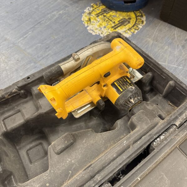 Dewalt dw935 cordless circular saw body only - untested