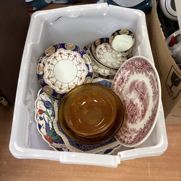 Mixed lot of vintage china plates and bowls for collectors.