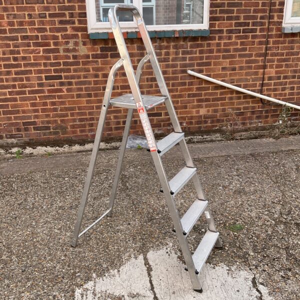 Abru aluminium step ladder with three steps, ideal for household use.