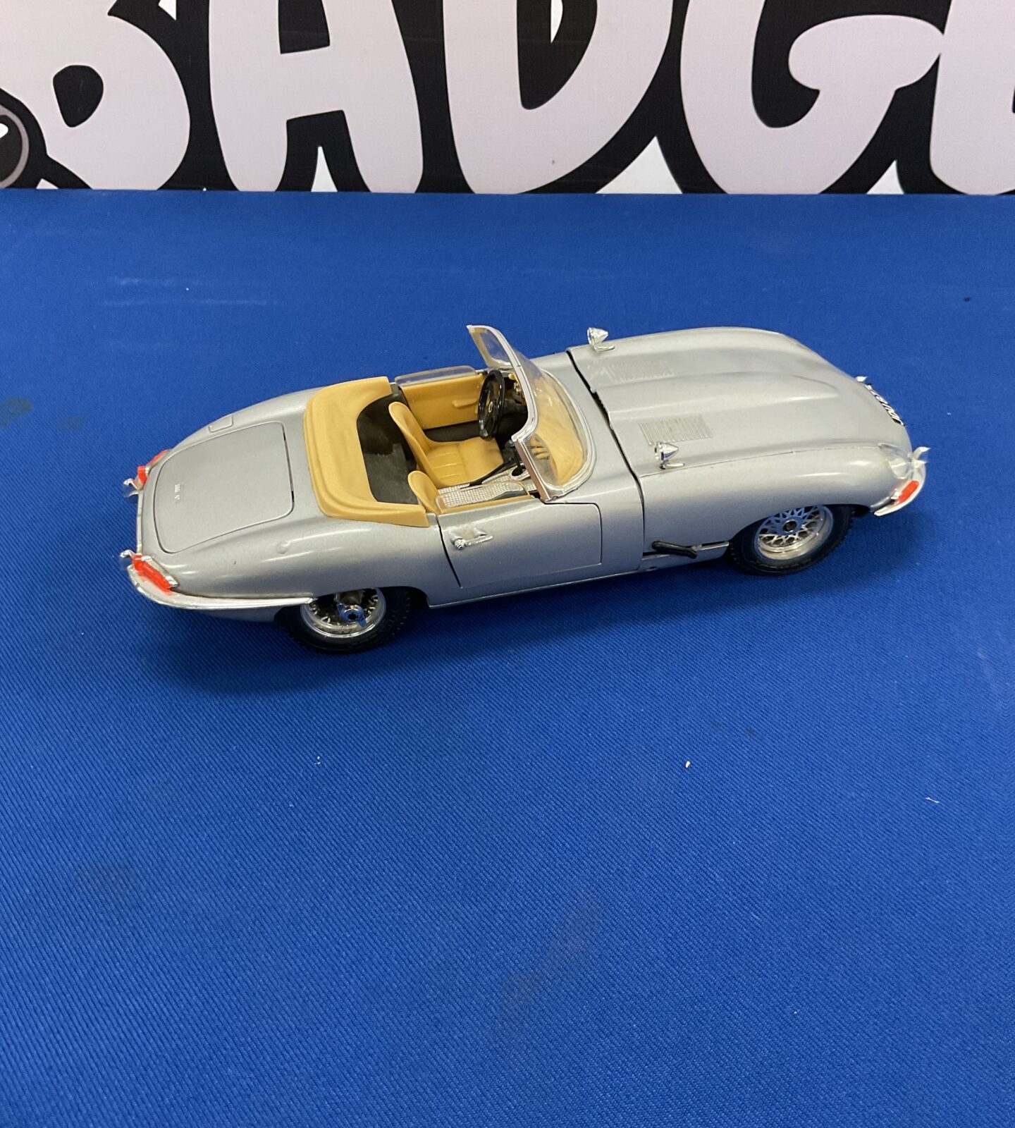 Burago 1/18 scale model 4.2 Jaguar E type spares or repair - Image 2