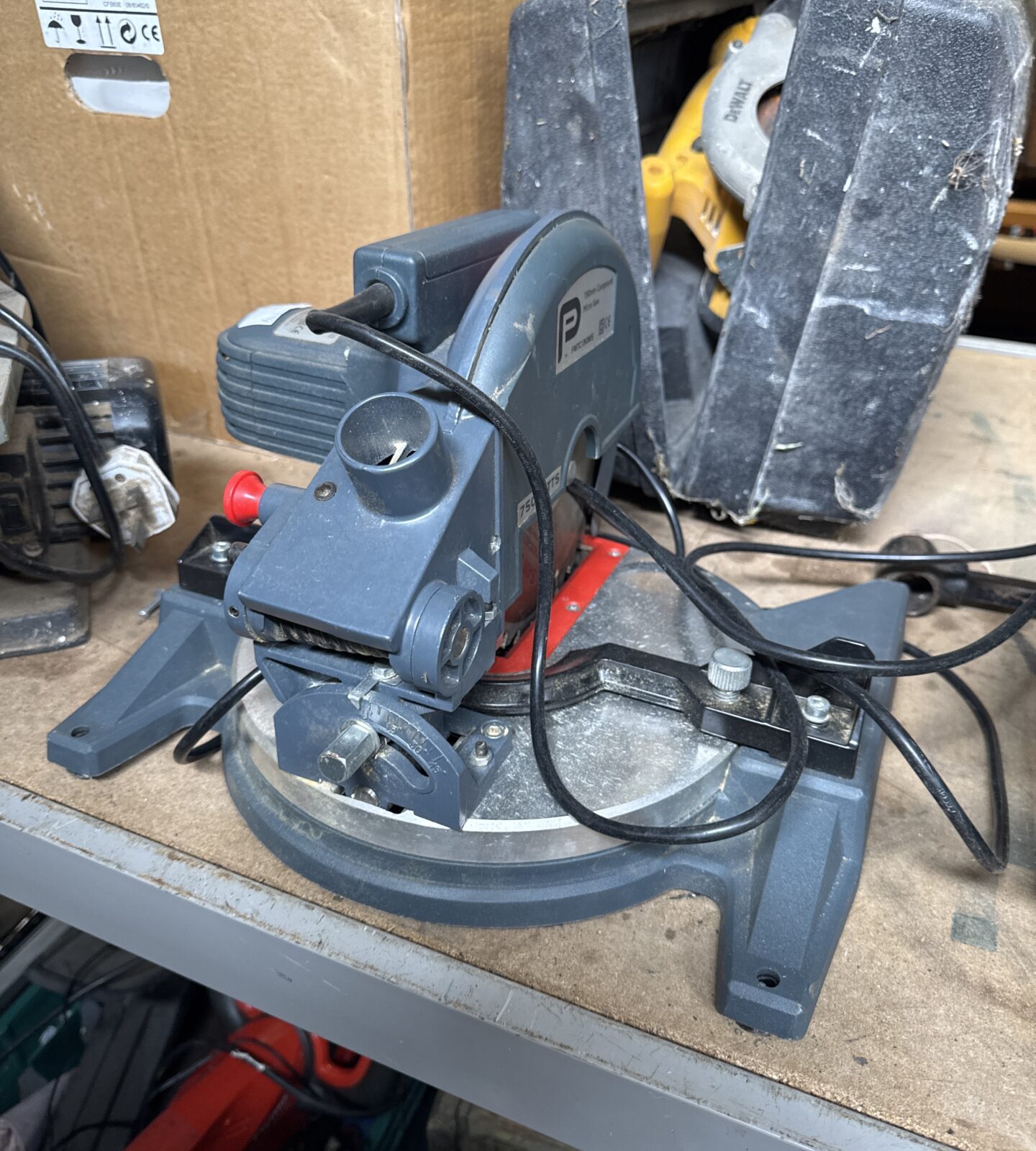 Performance pro 190mm compound mitre saw working