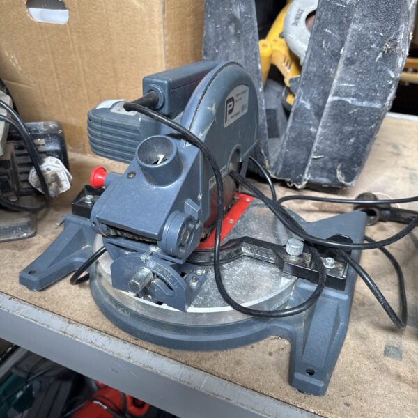 Performance pro 190mm compound mitre saw working