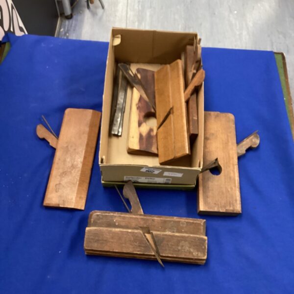 Lot of vintage rebate planes, antique woodworking tools.