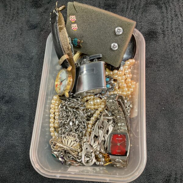 Mixed lot of vintage jewellery and broken watches for repair.