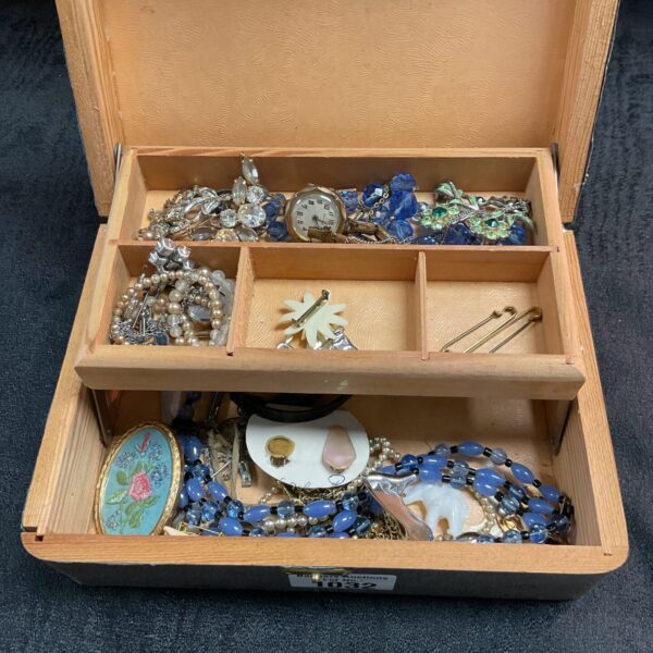 Vintage jewellery box filled with assorted costume jewellery and accessories.