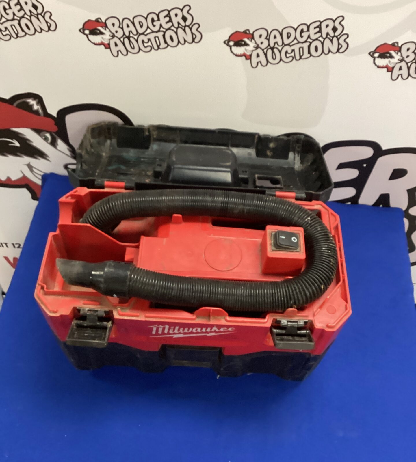 Milwaukee Vacuum Cleaner no battery