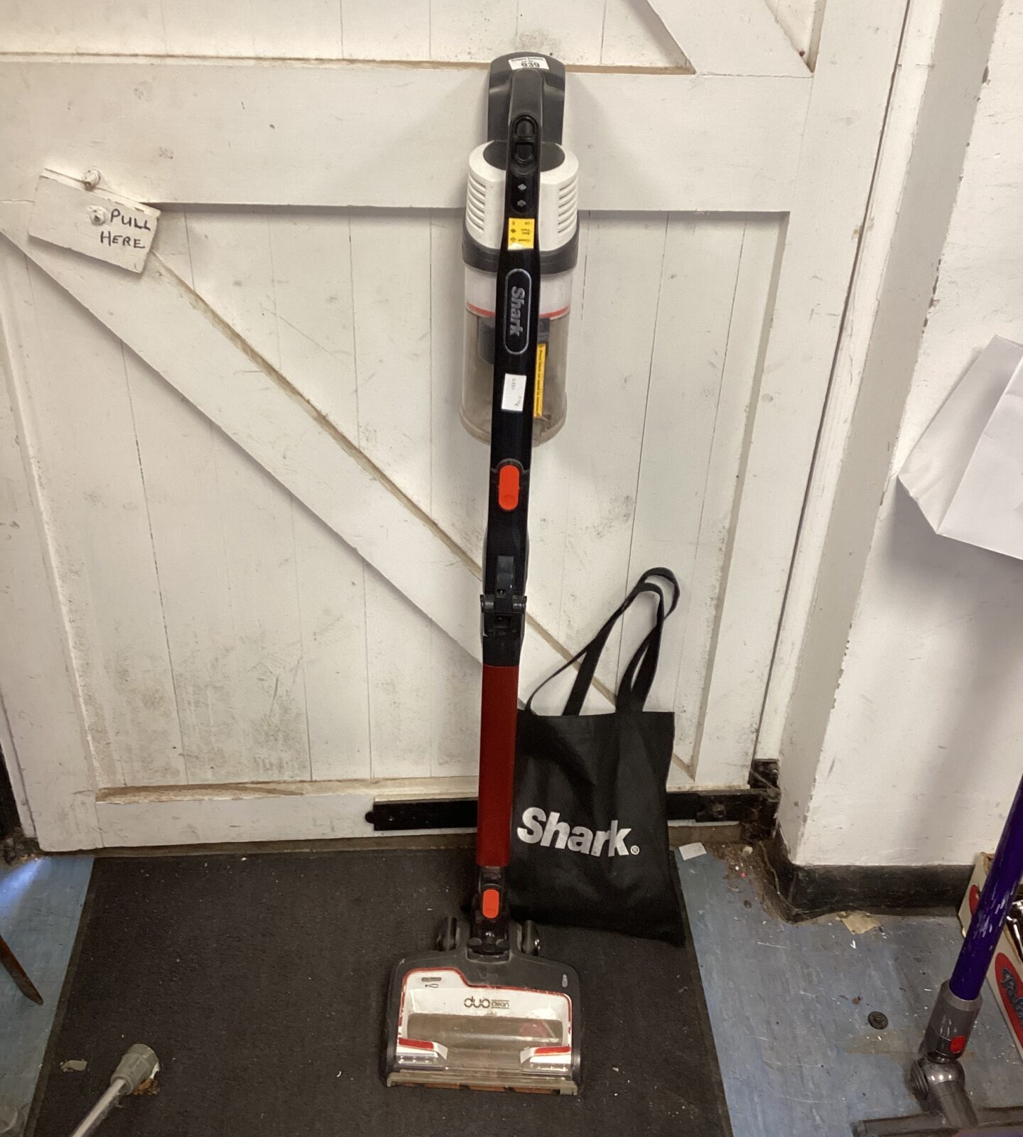 Shark Duo Cordless vacuum cleaner with accessories in working order